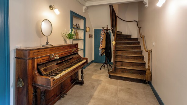 A grand piano, a mirror, a staircase with a rope handrail, and a blue door. - 🏡 Large charming gîte in Fontevraud - Warm winter stays (6 to 12 pers) (Fontevraud-l'Abbaye)