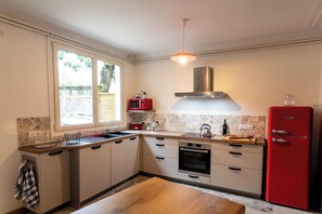 Private kitchen - 🏡 Large charming gîte in Fontevraud - Warm winter stays (6 to 12 pers) (Fontevraud-l'Abbaye)