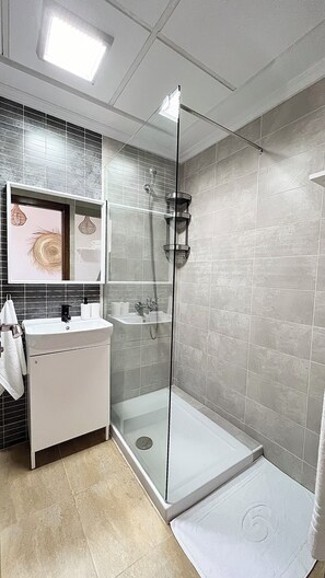 Hair dryer, towels, soap, shampoo - La Belle Vue SPA JACUZZI, SEA & MONTAGE (Cabo Negro)