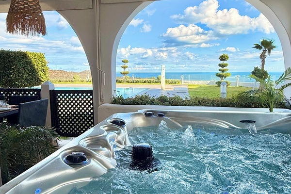 Outdoor spa tub