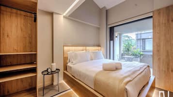 Tabla de planchar con plancha, wifi y ropa de cama