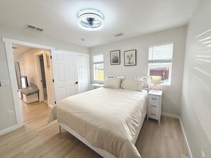 2 bedrooms, desk, free WiFi, bed sheets - Modern Private 2BR Guest House. 10-Min Drive to Downtown Denver. W&D+Parking (Denver)