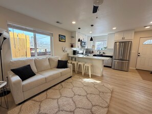 Smart TV - Modern Private detach Apartment Near Downtown Denver, Washer -Dryer & Parking (Denver)