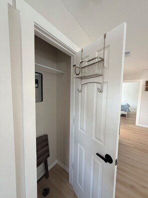 Interior - Modern Private 2BR Guest House. 10-Min Drive to Downtown Denver. W&D+Parking (Denver)