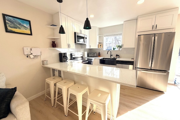 Frigorífico, microondas, horno y placa de cocina