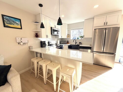 Modern 2BR Detached Guest House - 10 Min to Downtown - W&D + Parking