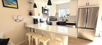 Modern 2BR Detached Guest House - 10 Min to Downtown - W&D + Parking