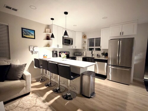 Modern Private 2BR Guest House. 10-Min Drive to Downtown Denver. W&D+Parking