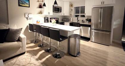 Modern Private 2BR Guest House. 10-Min Drive to Downtown Denver. W&D+Parking