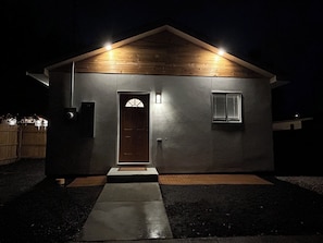 Exterior detail - Modern Private detach Apartment Near Downtown Denver, Washer -Dryer & Parking (Denver)
