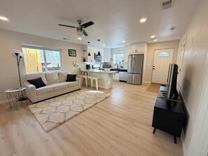 Smart TV - Modern Private detach Apartment Near Downtown Denver, Washer -Dryer & Parking (Denver)