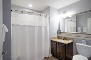 Banheira de hidromassagem, secador de cabelo, toalhas de banho, sabonete