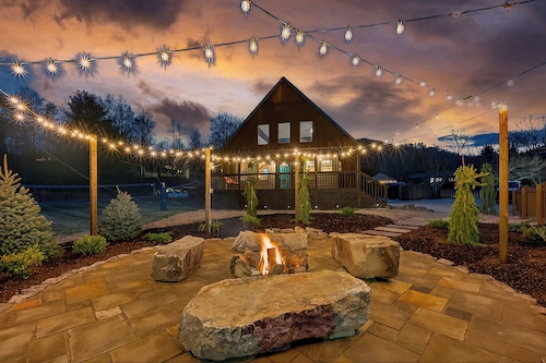 Luxe Mtn Ranch w/ Heated Pool & Tiki Bar + Views - Perfect Family Retreat!
