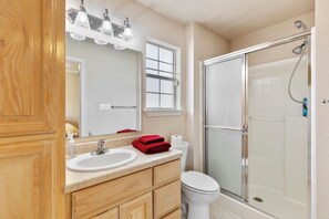 Sèche-cheveux, bidet, serviettes fournies, savon