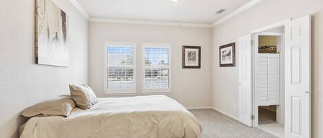 Tabla de planchar con plancha, wifi y ropa de cama