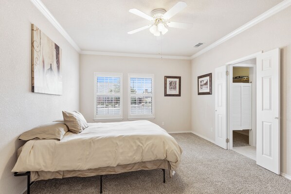 熨斗/熨衫板、Wi-Fi、床單