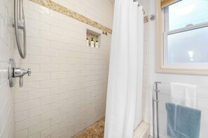Shower, hair dryer, towels - Cozy Capitola Village Home - Steps from the Beach! (Capitola)