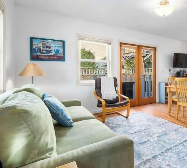 Televisión y oficina 