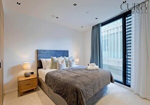 2 bedrooms, iron/ironing board, WiFi, bed sheets - Luxury Mews Court, w/ AC (Greater London)