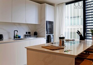 Fridge, microwave, oven, dishwasher - Luxury Mews Court, w/ AC (Greater London)