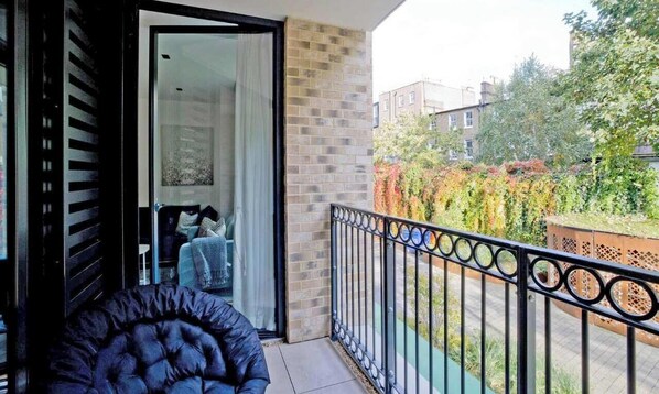 Property grounds - Luxury Mews Court, w/ AC (Greater London)
