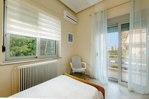 3 bedrooms, iron/ironing board, travel cot, free WiFi - Leda’s Nea Chora Flat - Near Beach & Old Port (Chania)