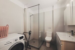 Douche, sèche-cheveux, serviettes fournies, savon