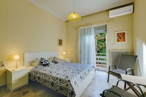 3 bedrooms, iron/ironing board, travel cot, free WiFi - Leda’s Nea Chora Flat - Near Beach & Old Port (Chania)