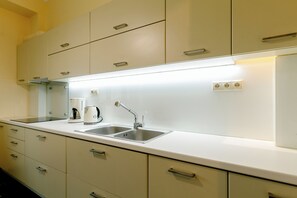 Fridge, oven, stovetop, coffee/tea maker - Leda’s Nea Chora Flat - Near Beach & Old Port (Chania)