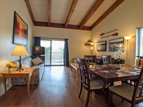 Spacious Cedar Lodge Condo with Private Balcony