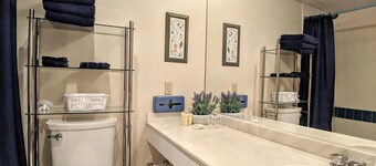 Spacious Cedar Lodge Condo with Private Balcony