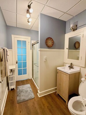 Regadera, toallas, jabón, papel de baño 