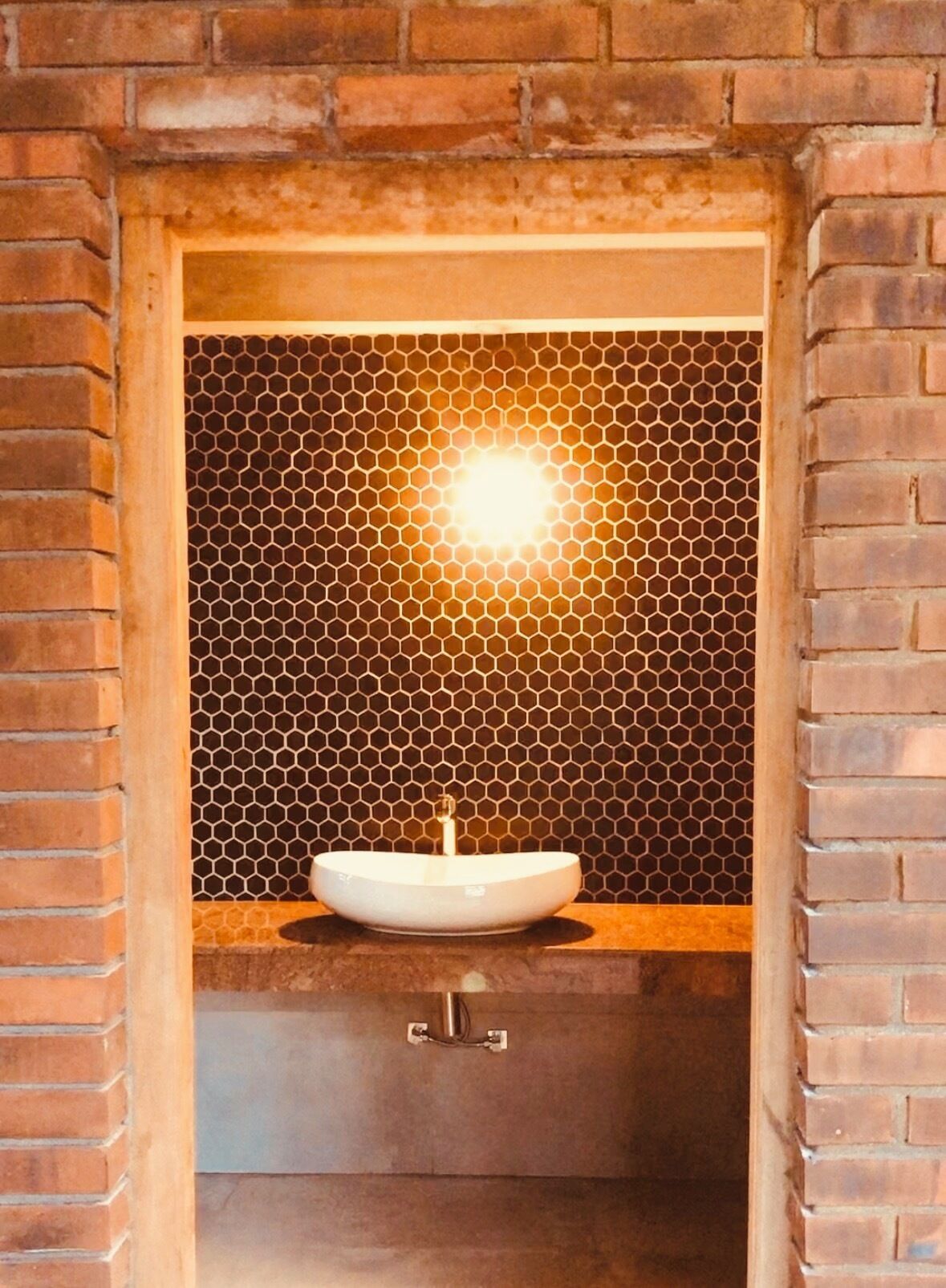 Douche, sèche-cheveux, bidet, serviettes fournies