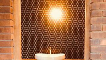 Douche, sĂšche-cheveux, bidet, serviettes fournies