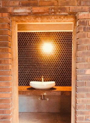 Suihku, hiustenkuivaaja, bidee, pyyhkeet