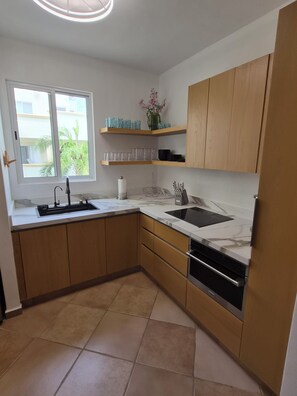 Microwave, oven, stovetop - 3-bedroom PH condo in Playa del Carmen - 1 block to beach, 2 blocks to 5th Ave (Playa del Carmen)