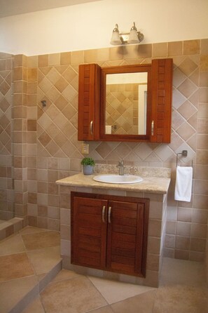 Shower, hair dryer, towels, soap - 3-bedroom PH condo in Playa del Carmen - 1 block to beach, 2 blocks to 5th Ave (Playa del Carmen)