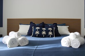 2 bedrooms, iron/ironing board, free WiFi, bed sheets - *Palm Haven* Ostia 5' from Lido Centro (Lido di Ostia)