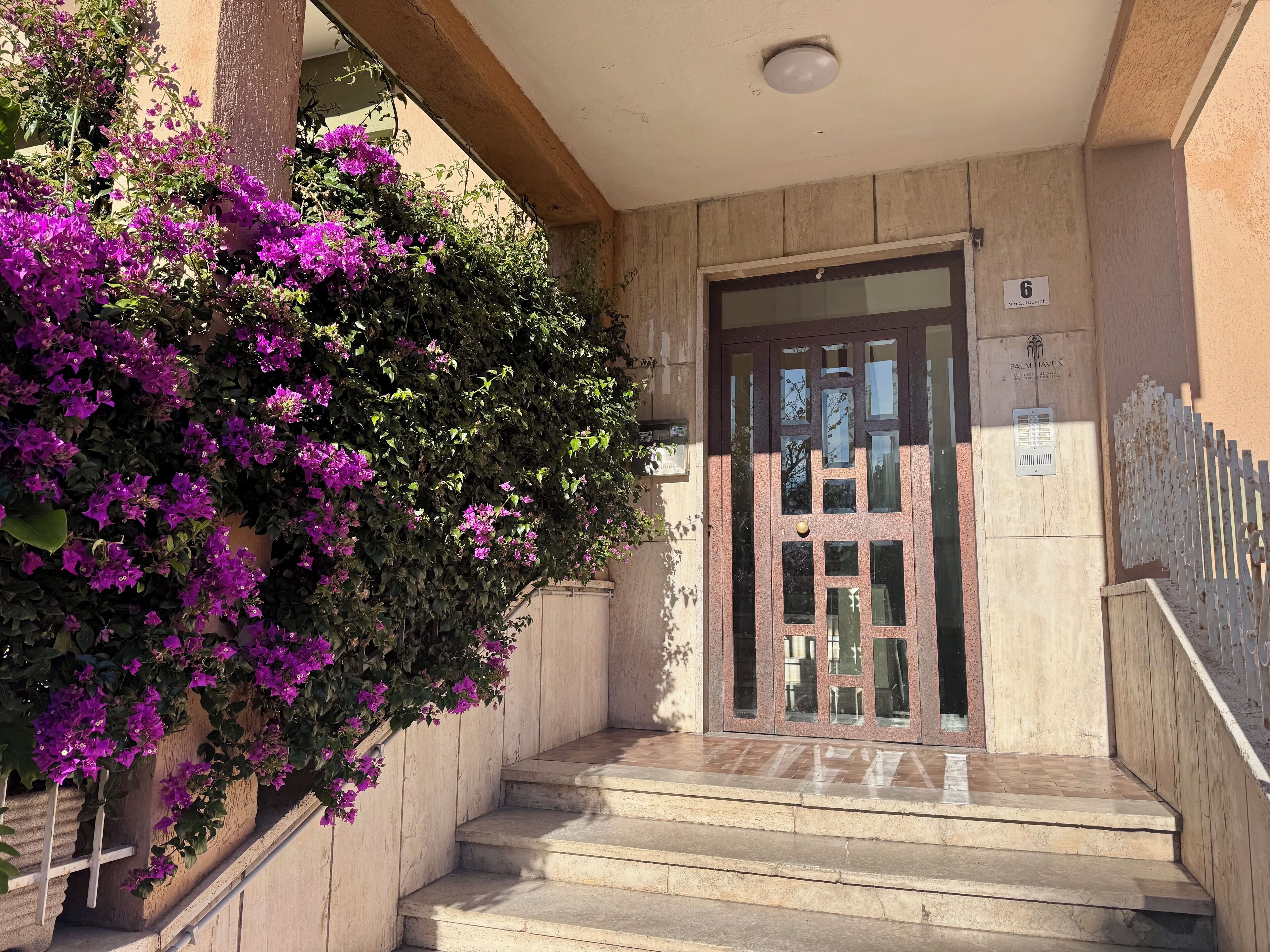 تفاصيل الفندق من الخارج