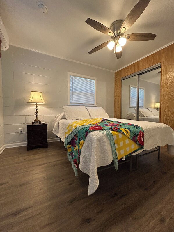 1 bedroom, WiFi, bed sheets - Cozy 1-bedroom house in charming Strawn with AC (Strawn)