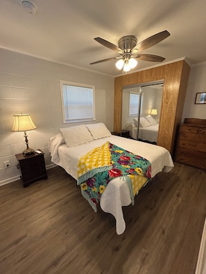 1 bedroom, WiFi, bed sheets - Cozy 1-bedroom house in charming Strawn with AC (Strawn)