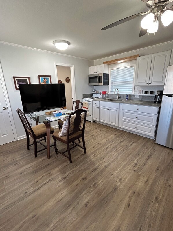 Private kitchen - Cozy 1-bedroom house in charming Strawn with AC (Strawn)