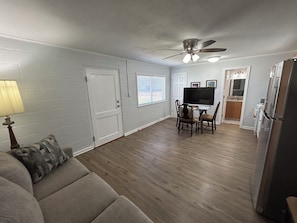 Living area - Cozy 1-bedroom house in charming Strawn with AC (Strawn)