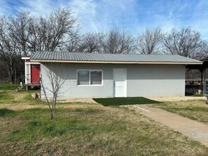Exterior - Cozy 1-bedroom house in charming Strawn with AC (Strawn)