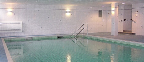 Een binnenzwembad, een verwarmd zwembad