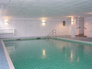 Indoor pool, a heated pool - Luxury apartment with swimming pool, sauna, steam bath, fireplace, massage chair (Cuxhaven)