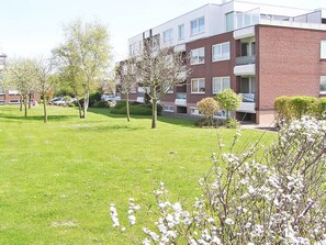 Property grounds - Luxury apartment with swimming pool, sauna, steam bath, fireplace, massage chair (Cuxhaven)