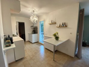 Frigorífic, microones, forn i placa de cuina 