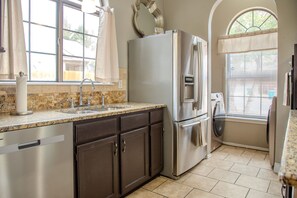 Interior - 4BR Pet-Friendly w/Fenced Yard, Theme Parks, BMT! (San Antonio)