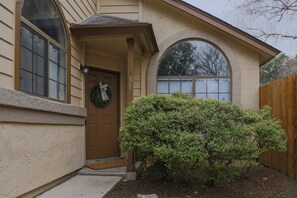 Exterior detail - 4BR Pet-Friendly w/Fenced Yard, Theme Parks, BMT! (San Antonio)